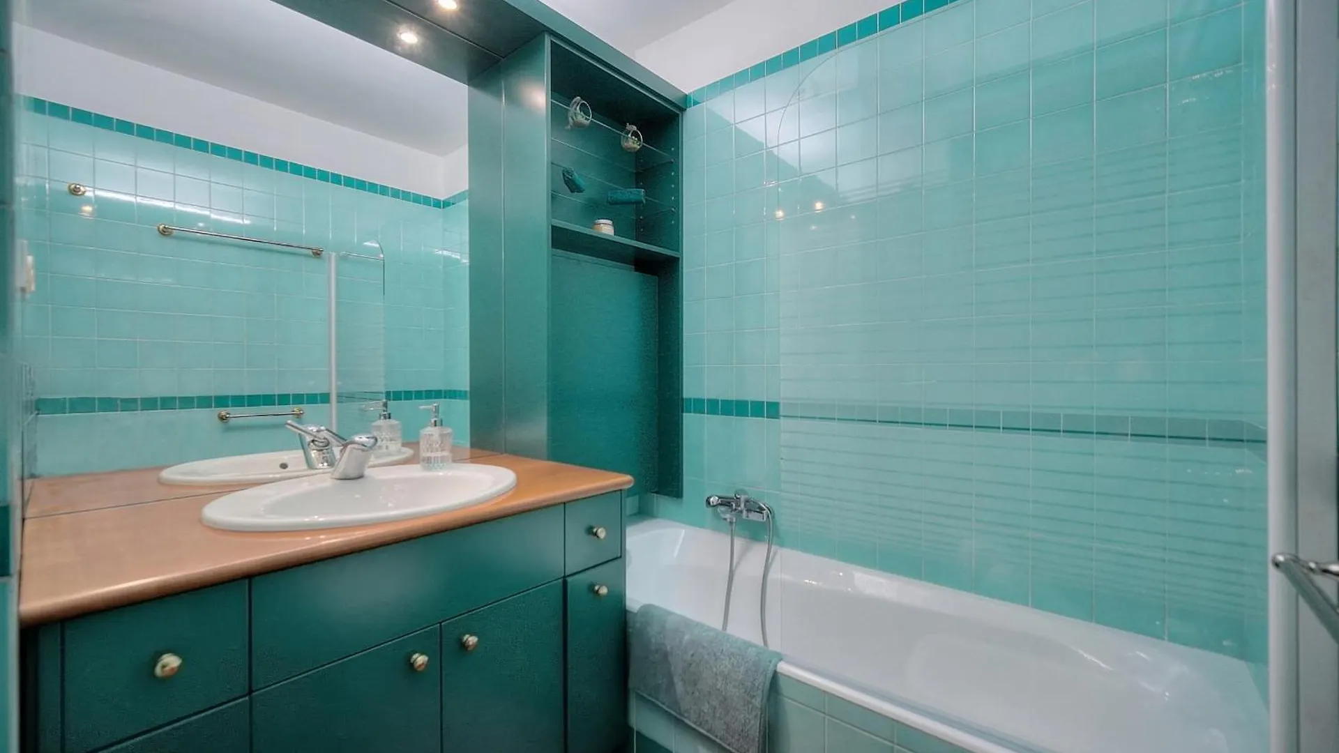 Le Saint Louis - Parking - Central - Terrace - Ac - Spacious Le Cannet Apartmán